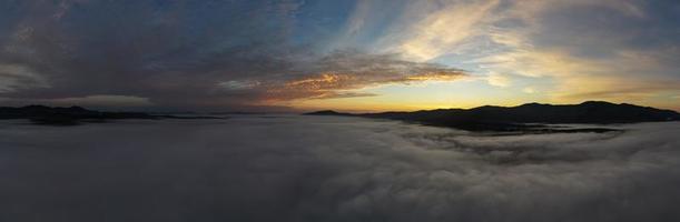 panoramico Visualizza di picco autunno fogliame nel stivare, Vermont. foto