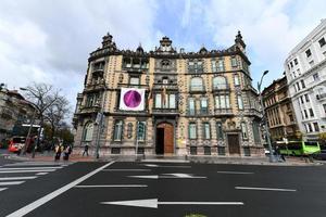 bilbao, Spagna - nov 26, 2021, plaza de federico moyua o ellittica piazza nel della città centro, con inglese e alla francese fiore letti, moderno acciaio lampione e arredamento. foto