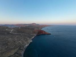 rosso spiaggia nel santorini, cicladico isole, Grecia nel il Sud Egeo. bellissimo estate paesaggio con uno di il maggior parte famoso spiagge nel il mondo. foto