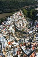 andaluso cittadina di vejer de la frontera con bellissimo campagna su su un' soleggiato giorno, cadice Provincia, andalusia. foto