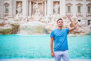 uomo nel trevi Fontana, Roma, Italia foto