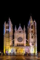 principale Gotico facciata di leon Cattedrale nel il sera, Spagna foto