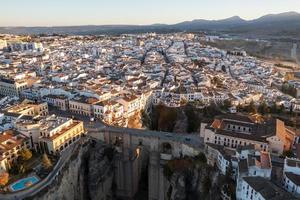 roccioso paesaggio di ronda città con puente nuevo ponte e edifici, andalusia, Spagna foto