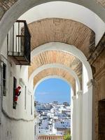 archi di il ebraico trimestre nel il storico centro di il bianca bellissimo villaggio di vejer de la frontera su un' soleggiato giorno, cadice Provincia, andalusia. foto