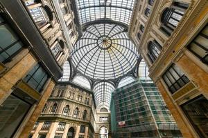 Napoli, Italia - agosto 17, 2021, interno Visualizza di galleria umberto io, un' pubblico shopping galleria nel Napoli, Italia. costruito fra 1887-1890 foto