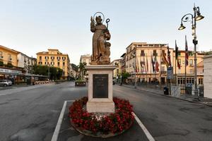 sorrento, Italia - ago 30, 2021, monumento per sant'antonio diminuire Anthony il grande , patrono santo di sorrento, campana, Italia foto