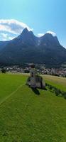 st. valentin castelrotto villaggio Chiesa nel il estate nel il dolomite Alpi. sorprendente paesaggio con piccolo cappella su soleggiato prato e petz picco a castelrotto comune. dolomiti, Sud tirolo, Italia foto