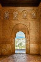 Visualizza di il generalità cortile, con suo famoso Fontana e giardino attraverso un arco. Alhambra de granada complesso a granada, Spagna, Europa su un' luminosa inverno giorno. foto