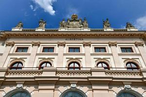 vienna, Austria - luglio 18, 2021, davanti Visualizza di mondo famoso albertina Museo palais palazzo nel il città centro di il austriaco capitale con blu cielo. foto