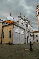 Campo e Chiesa parrocchia di Santa maria formosa contro un' nuvoloso sfondo nel Venezia, Italia. foto