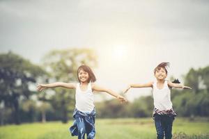 due bambine che si divertono nel parco foto