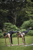 coppia che fa yoga nel parco foto