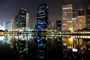 edifici a bangkok, di notte foto