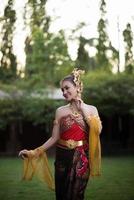 donna che indossa un tipico abito thailandese