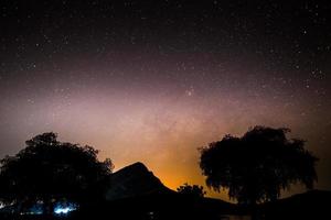 via lattea nel cielo quasi sopra le montagne foto