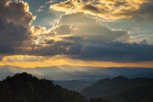 nuvole drammatiche e cielo al tramonto foto