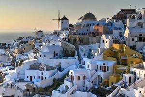 classico oia, santorini orizzonte a tramonto con edifici nel Grecia. foto