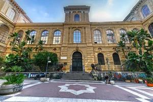 Napoli, campana, Italia - agosto 16, 2021, accademia di bene arti nel il ex convento di san giovanni battista delle monaca nel attraverso Santa maria di costantinopoli. foto