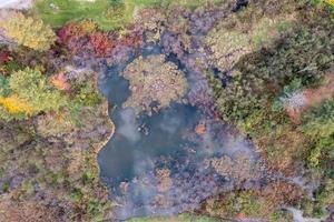 Visualizza di lago con riflessi di nuvole nel stivare, Vermont. foto