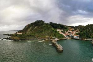 panoramico Visualizza di il mare villaggio di cudillero nel settentrionale Spagna. foto