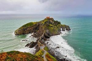 verde roccioso montagne e costa scenario, san juan de gaztelugatxe, Spagna foto