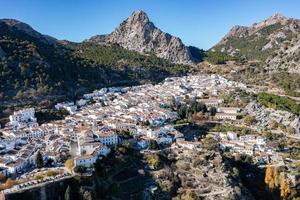 aereo Visualizza di il bianca spagnolo città di grazialema nel Spagna. foto