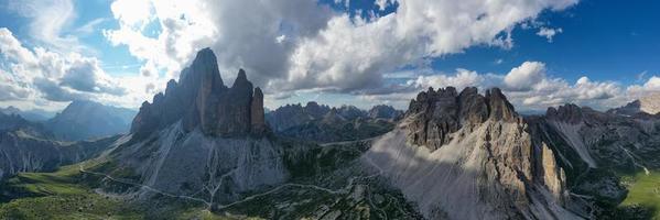 bellissimo soleggiato giorno nel dolomiti montagne. Visualizza su tre cime di lavare - tre famoso montagna picchi quello somigliare camini. foto