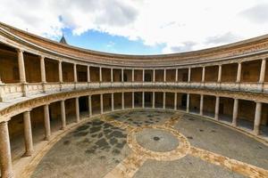 il unico circolare terrazza di il palazzo di charles v palacio de carlo v con suo Due livelli di colonne di dorico e ionico colonnati, alhambra, granada, Spagna. foto