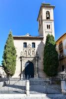 Visualizza di il st. ana piazza con san gil e Santa ana Chiesa nel granada, Spagna. foto