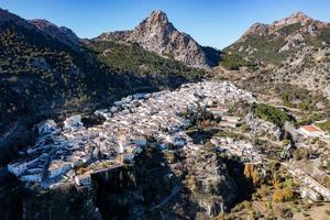 aereo Visualizza di il bianca spagnolo città di grazialema nel Spagna. foto