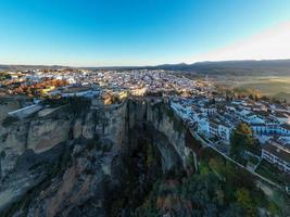 roccioso paesaggio di ronda città con puente nuevo ponte e edifici, andalusia, Spagna foto