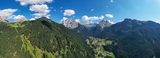 dolomiti, passo sella. bellissimo Visualizza di canazei a partire dal passo sella. dolomiti, Italia. foto