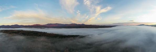 panoramico Visualizza di picco autunno fogliame nel stivare, Vermont. foto