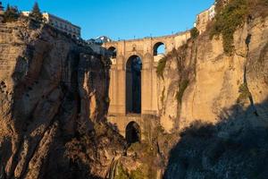 roccioso paesaggio di ronda città con puente nuevo ponte e edifici, andalusia, Spagna foto