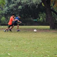 nuovo delhi, India, luglio 01 2018 - calciatori di Locale calcio squadra durante gioco nel regionale Derby campionato su un' cattivo calcio intonazione. caldo momento di calcio incontro su erba verde campo di il stadio foto