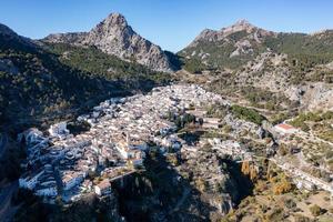 aereo Visualizza di il bianca spagnolo città di grazialema nel Spagna. foto