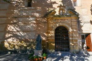 iglesia y convento de la Caridad con il statua di il duquesa de percentuale nel ronda, malaga, Spagna foto