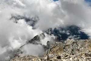 sorprendente paesaggio a il dolomiti nel Italia. dolomiti unesco mondo eredità nel il estate volta. sud tirol. italiano Alpi. foto