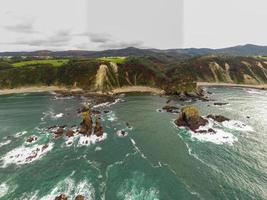 silenzio spiaggia, argento-sabbioso baia sostenuto di un' naturale roccia anfiteatro nel asturie, Spagna. foto