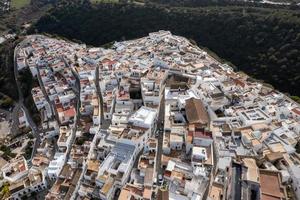 andaluso cittadina di vejer de la frontera con bellissimo campagna su su un' soleggiato giorno, cadice Provincia, andalusia. foto