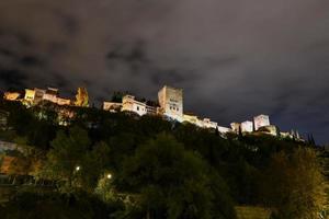 Visualizza di illuminato Alhambra palazzo nel granada, Spagna a notte. foto