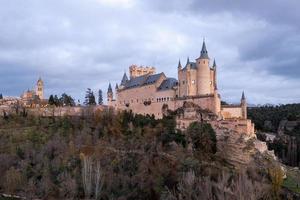 alcazar castello nel segovia, Spagna. esso è un' medievale castello collocato nel il città di segovia, nel castiglia e leoni, Spagna. foto