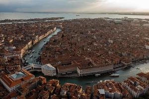 aereo Visualizza di il vecchio veneziano tetti nel Venezia, Italia. foto