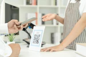 cliente uso smartphone per scansione qr codici per pagare disponibile con digitale pagamenti senza Contanti. lettura ottenere sconti. e portafoglio, tecnologia, in linea pagamento, bancario app, inteligente città, i soldi trasferimento. foto