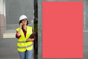 femmina lavoratore parlando su il Telefono sorridente foto