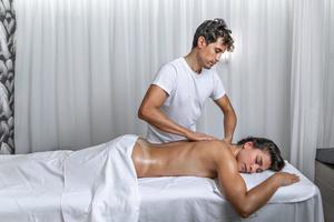 maschio massaggiatore l'esecuzione un' indietro massaggio per latina donna a terme centro foto