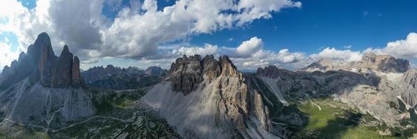 bellissimo soleggiato giorno nel dolomiti montagne. Visualizza su tre cime di lavare - tre famoso montagna picchi quello somigliare camini. foto