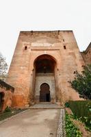 porta di giustizia a Alhambra nel granada, Spagna. porta di giustizia ha stato il meridionale Ingresso per Alhambra da 1348 durante il regno di yusuf io. foto