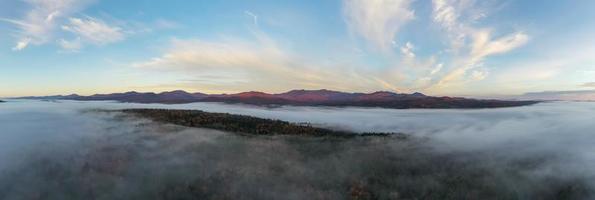 panoramico Visualizza di picco autunno fogliame nel stivare, Vermont. foto