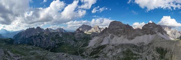 bellissimo soleggiato giorno nel dolomiti montagne. Visualizza su tre cime di lavare - tre famoso montagna picchi quello somigliare camini. foto